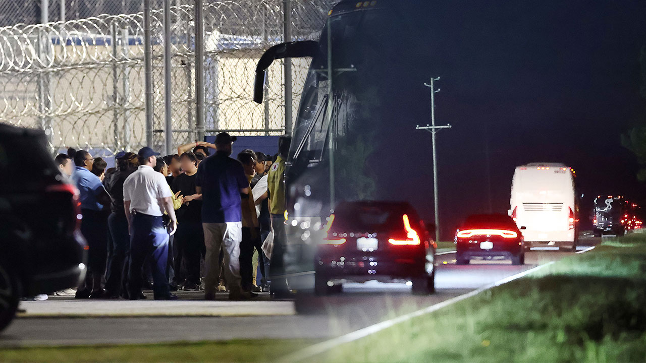 조지아주 구금 우리국민들 전세기 탑승 위해 공항으로 출발