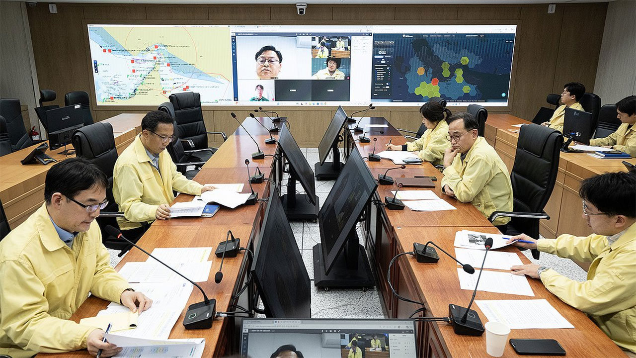 호르무즈 해협 발 묶인 선박에 한국 선원 186명 승선