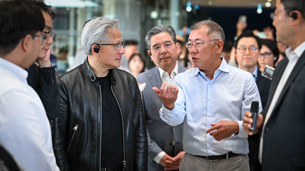 젠슨 황 "정의선 제안으로 'AI 밸리' 새만금에 데이터센터 건립"