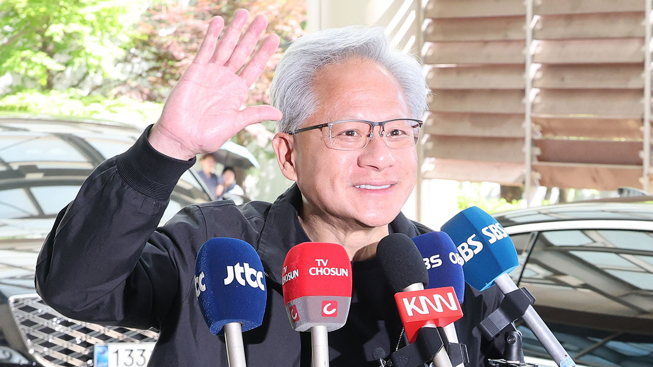 젠슨 황, 닷새 일정 마치고 출국‥"한국과 AI 미래 키울 것"