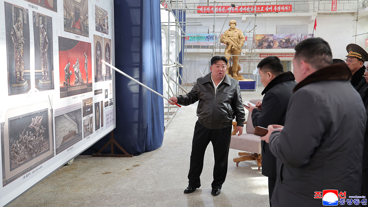 파병기념관 꼼꼼히 챙기는 김정은, 조각상 제작현장 현지지도