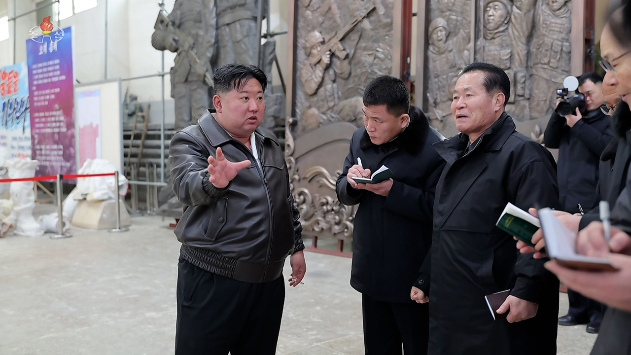 파병기념관 꼼꼼히 챙기는 김정은, 조각상 제작현장 현지지도