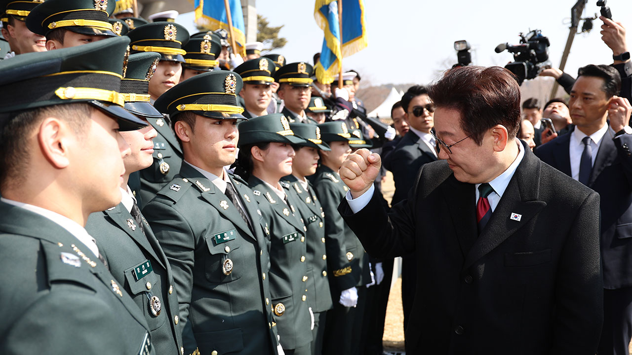 육·해·공군 사관학교 첫 통합임관식‥신임 소위 558명 임관