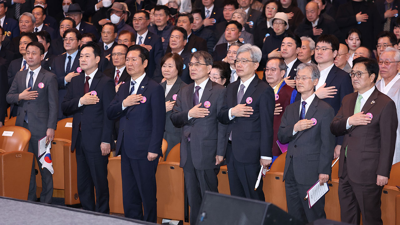 우원식, 국회에 임시의정원 태극기 걸고 "민주공화국 뜻 되새기자"