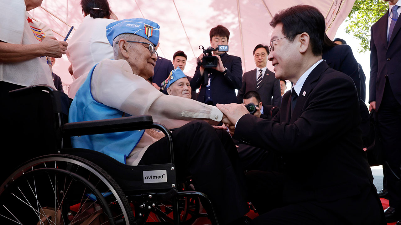 필리핀 순방 중인 이 대통령, 한국전 참전용사 만나 "헌신에 감사"