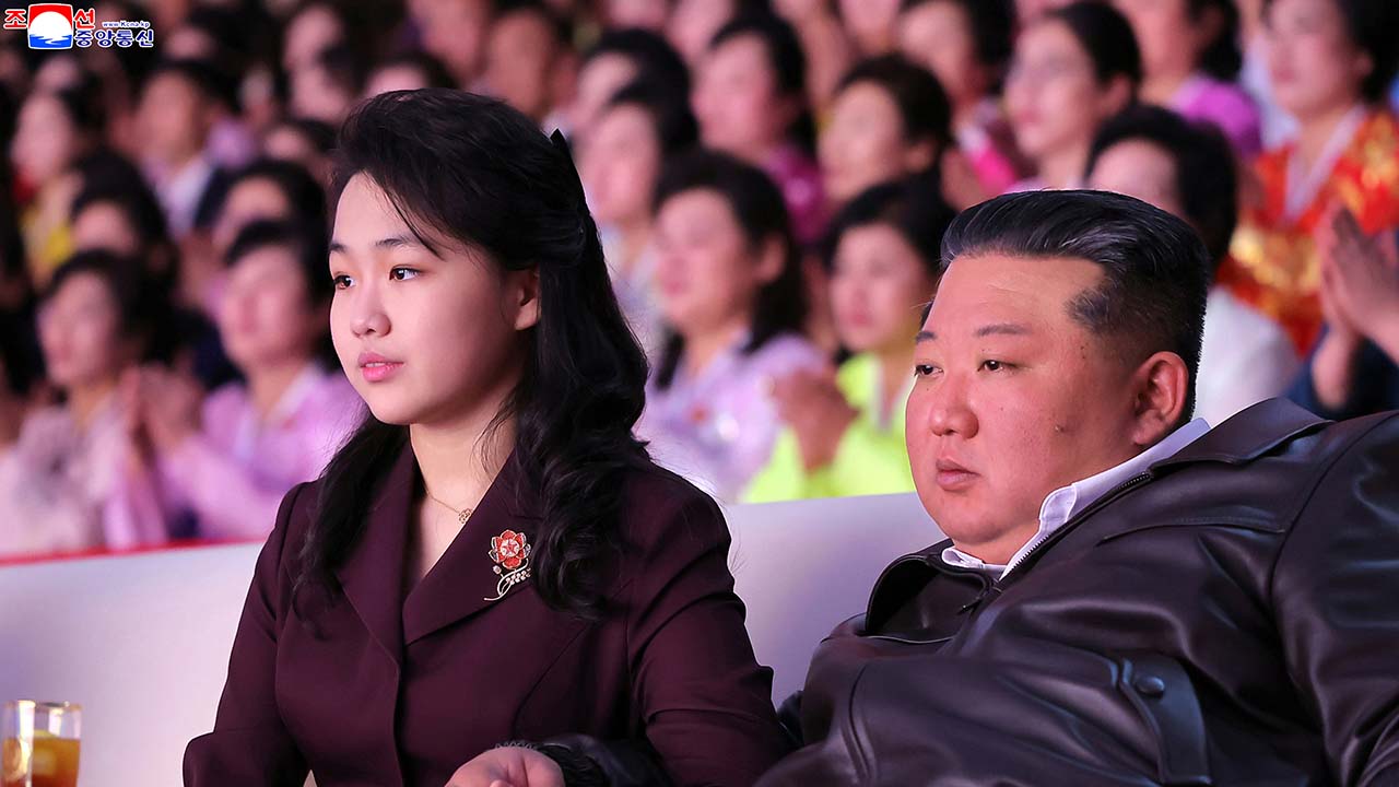 김정은, '사랑하는 자제' 주애와 공연 관람‥"여성 역할 중요"
