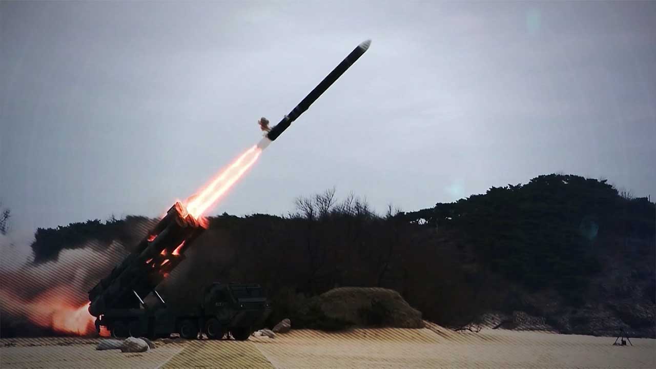 합참 "북, 동해상으로 탄도미사일 십여 발 발사"