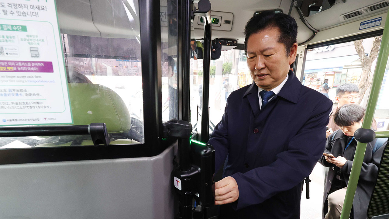 정청래, 차량5부제 동참‥지하철·버스 타고 국회 출근