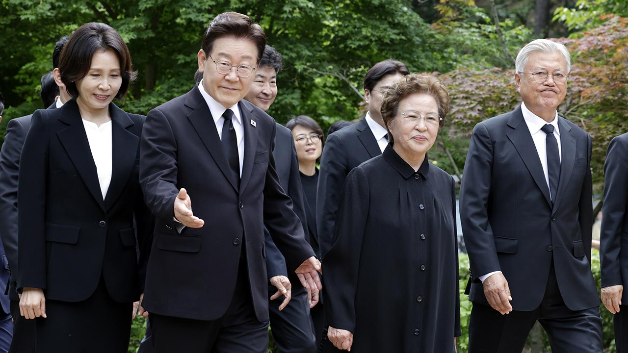 이 대통령, 권양숙 여사·문재인 전 대통령 환담 "주가 상승 등 노력 높이 평가"