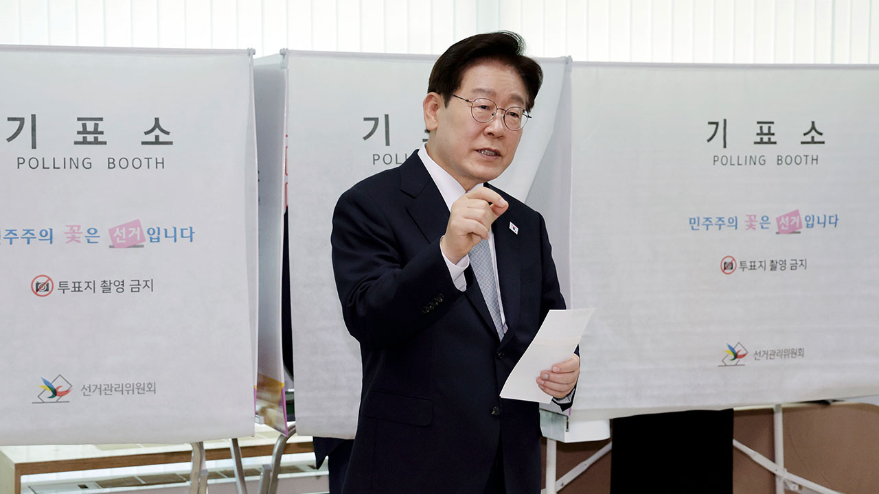 이 대통령, 김 여사와 사전투표‥기표소 들어갔다 "반만 찍혀도 괜찮나"