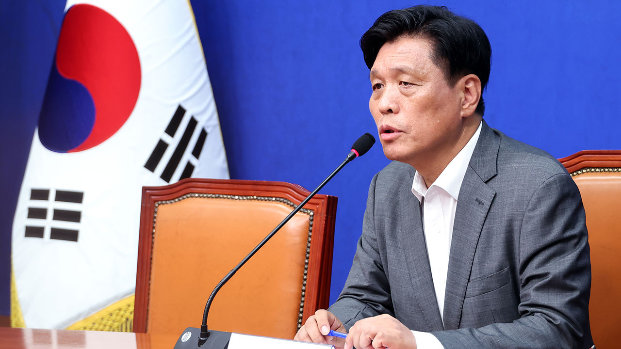 與 "당대표 선출 전당대회 8월 17일 개최‥권역별 순회경선"