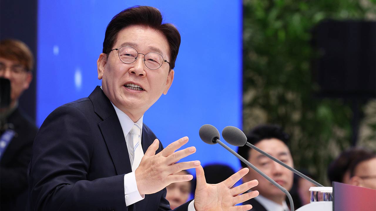이재명 대통령, '투표용지 사태' 지적 청년들에 "귀하고 존경‥부정선거론과 달라"