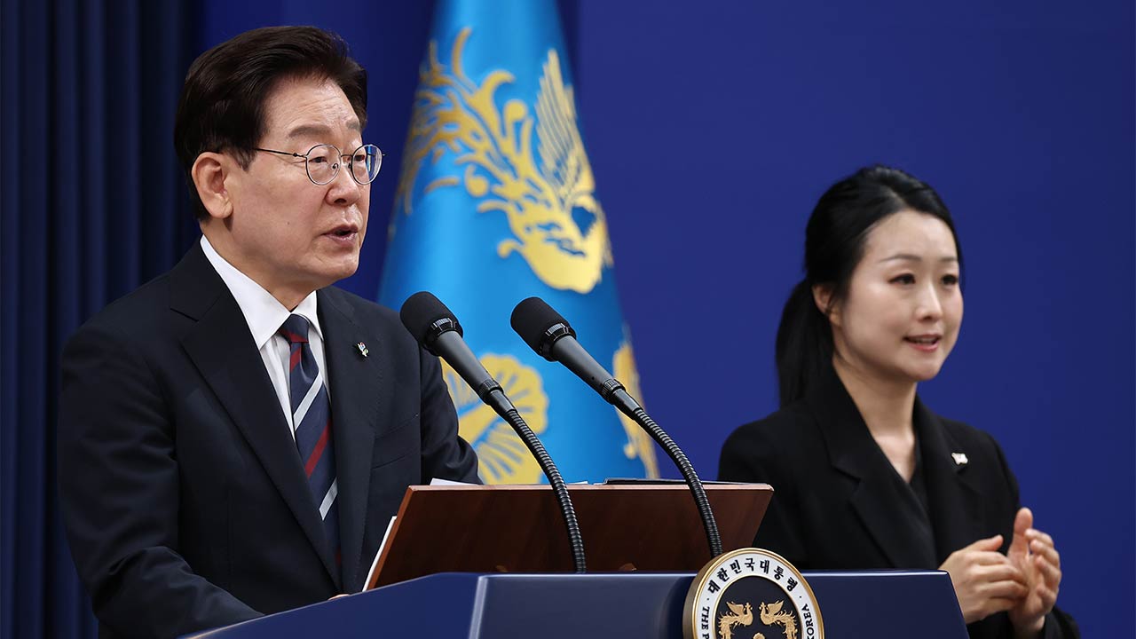 이 대통령 "북한 모든 소통 단절‥미국 중심으로 대화를"