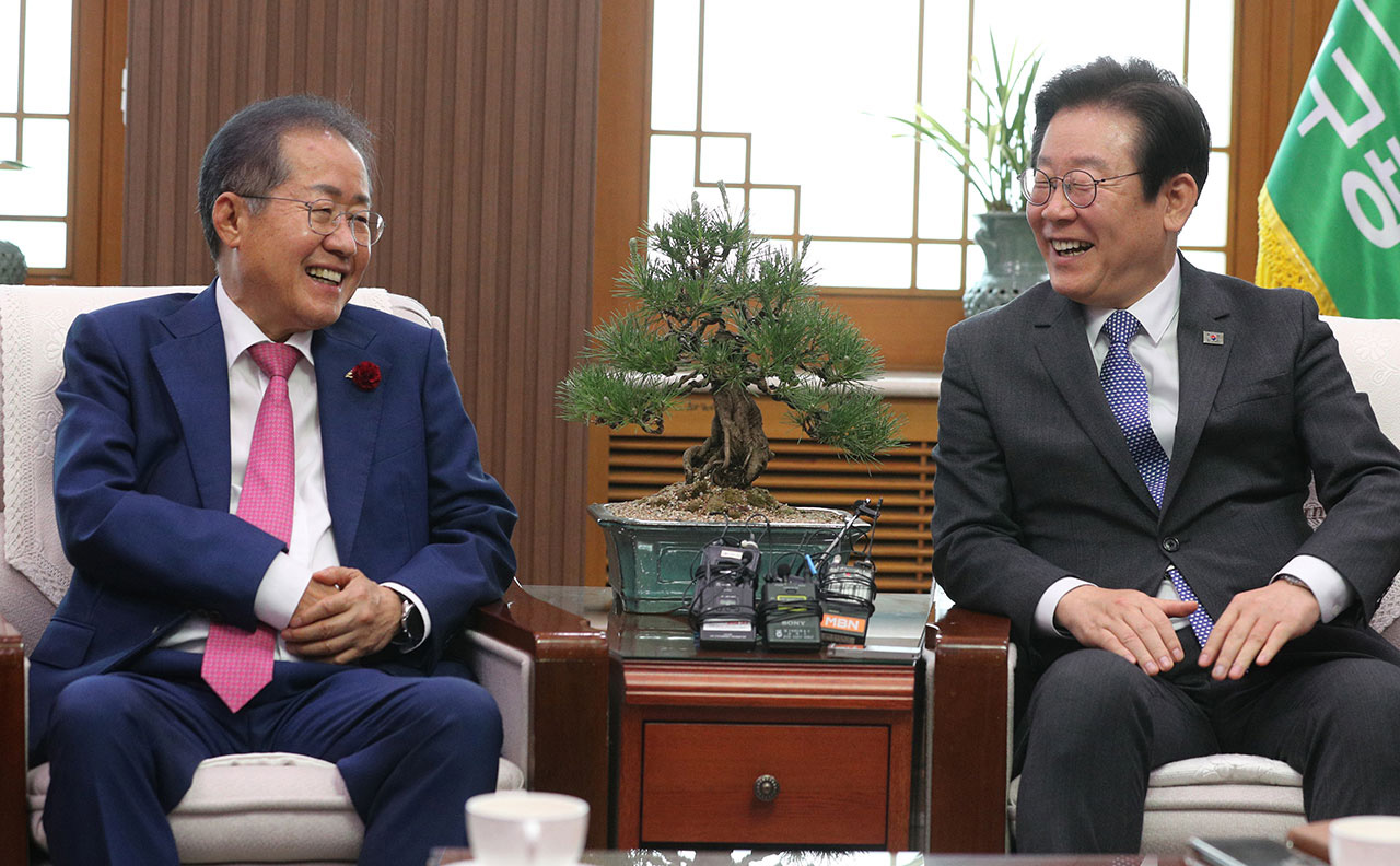 홍준표의 오락가락 말 바꾸기는 왜 비판받지 않는 걸까