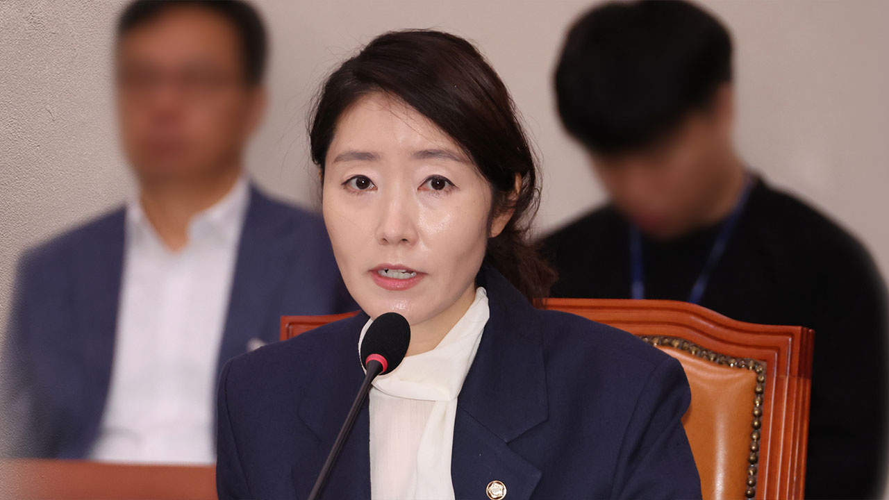 경찰, '공천헌금 1억 수수 의혹' 강선우 전 보좌관 피의자 조사