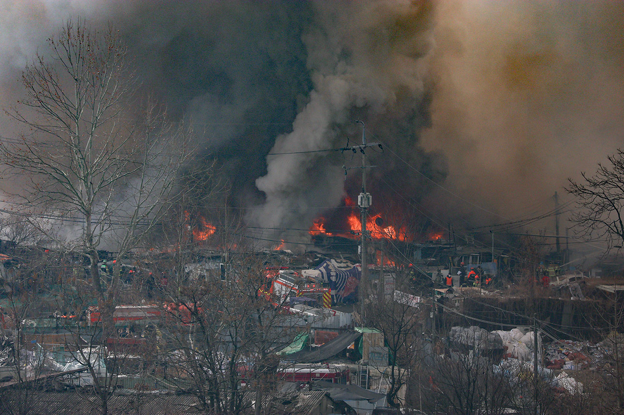 서울 구룡마을 화재, 산불로 번져‥"짙은 안개로 소방헬기 이륙 어려워"