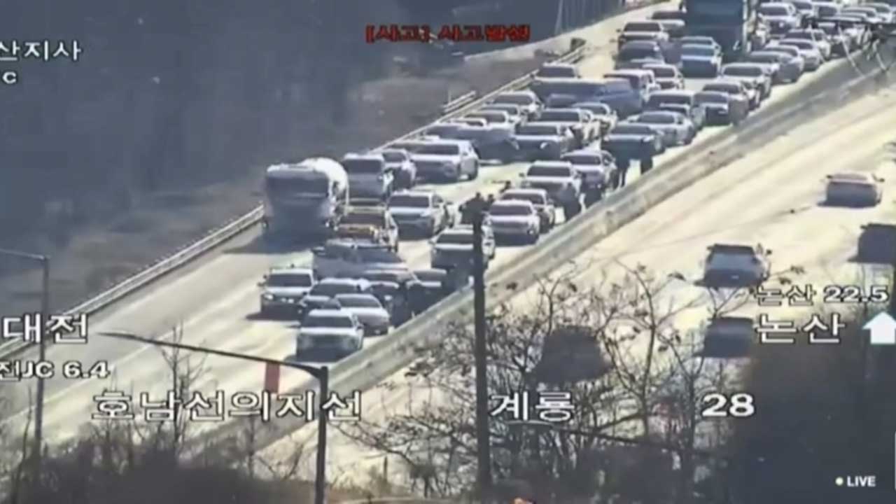 호남고속도로서 14중 추돌사고‥도로 정체