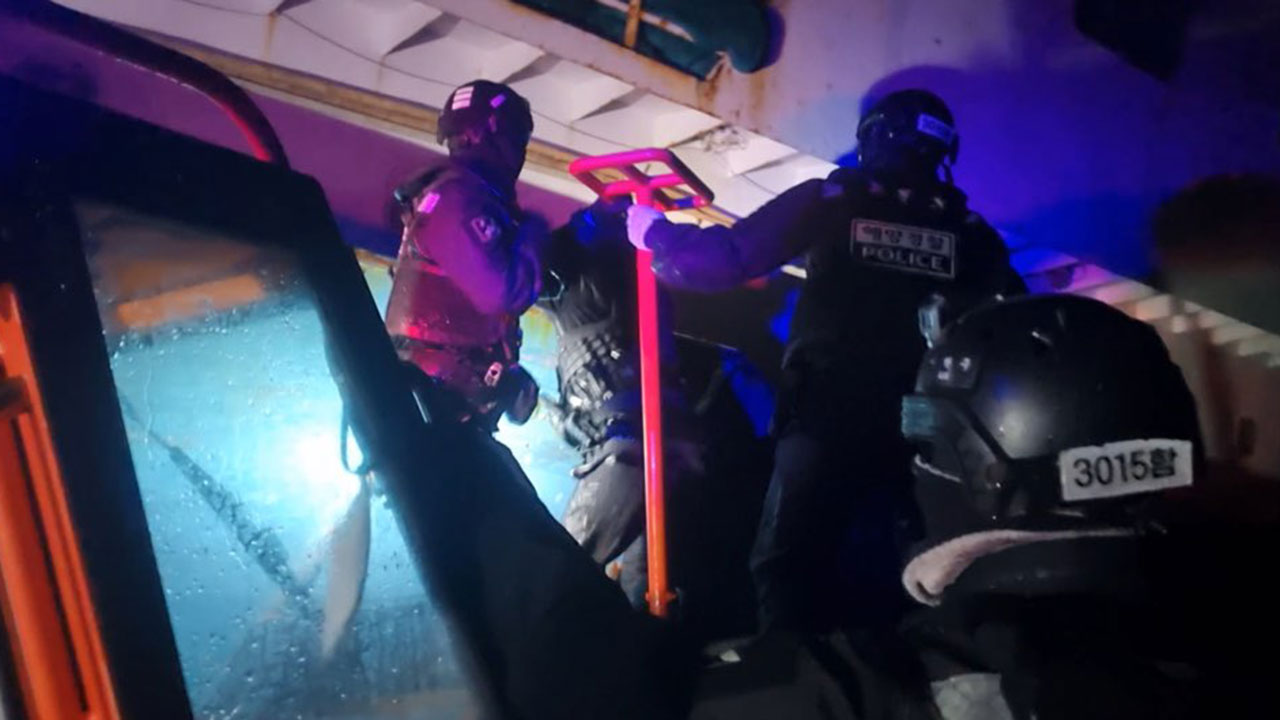 목포해경, 중국 불법조업 어선 2척 나포‥해경대원 1명 부상