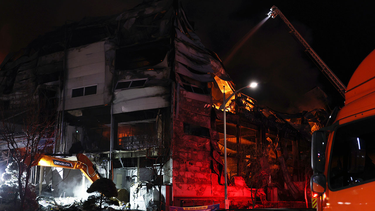 음성 기저귀 공장 화재‥오늘 새벽 외국인 근로자 추정 시신 1명 발견