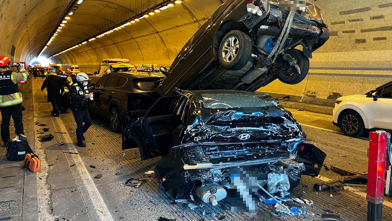 전북 완주군 순천완주고속도로 7종 추돌‥3명 이송