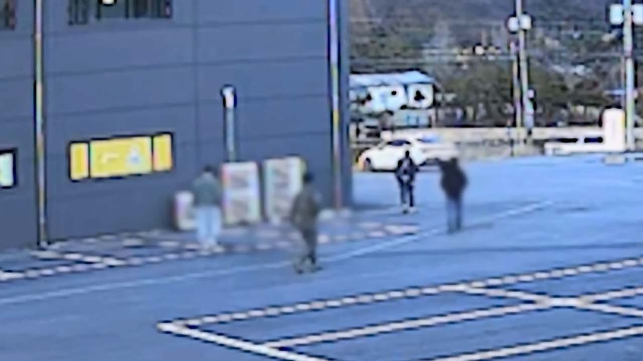 "할머니가 뭘 숨기는 거지?" 보이스피싱 수거책 붙잡은 식당 주인