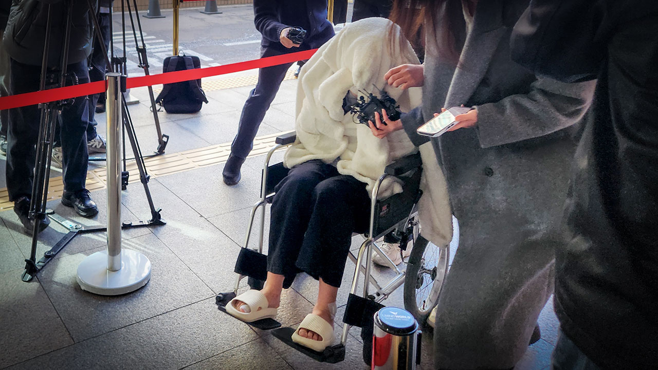 '약물 운전' 포르쉐 운전자 구속심사‥겉옷 뒤집어쓴 채 '묵묵부답'