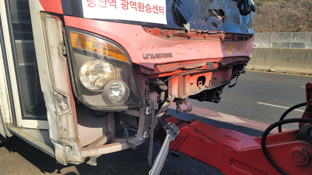 경기 김포한강로 버스·승합차 등 4대 추돌‥3명 병원 이송