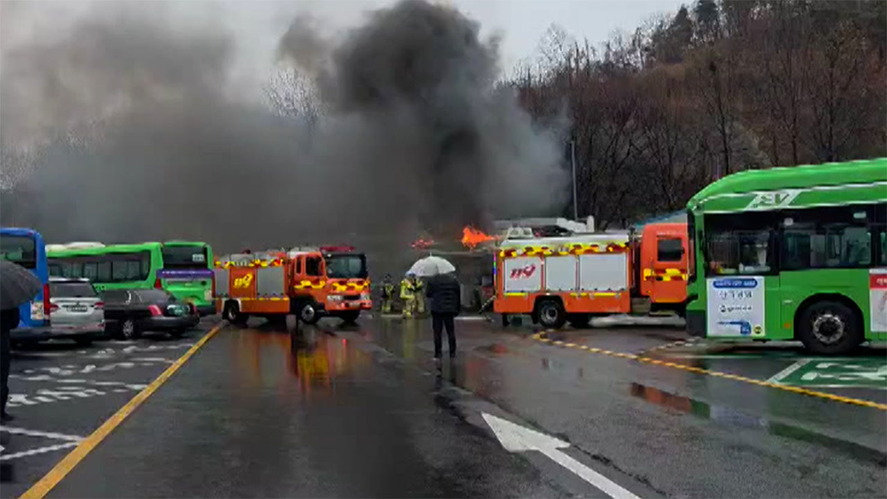 서울 은평공영차고지 전기차 버스서 불‥6시간 40분 만에 진화