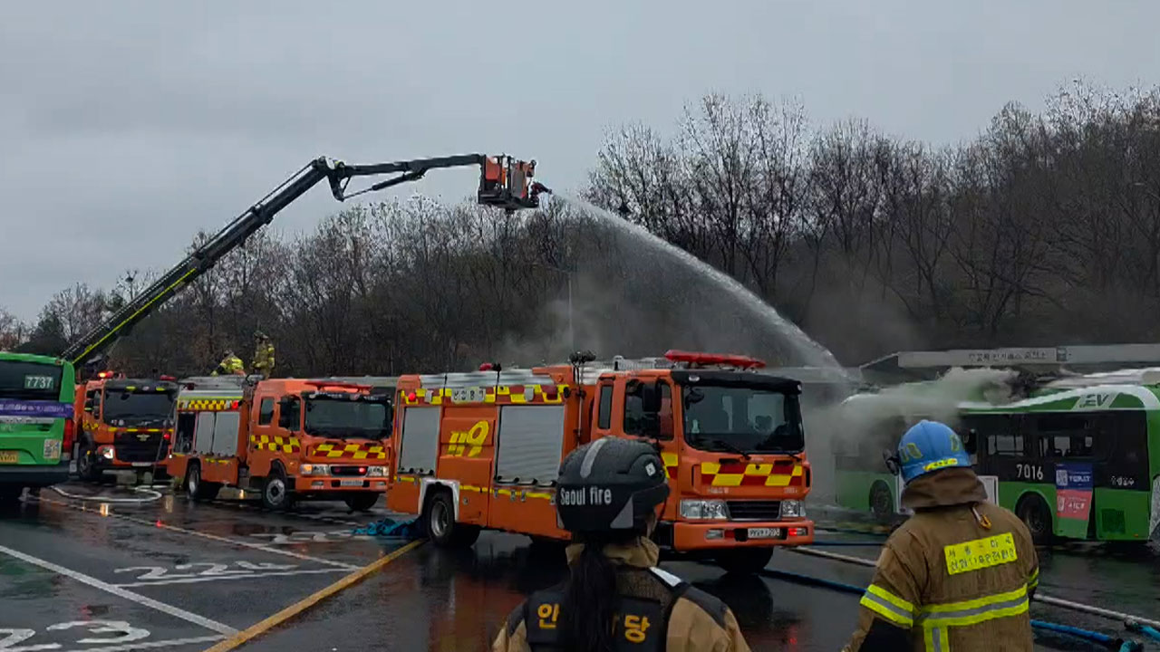 서울 은평공영차고지 전기차 버스서 불‥6시간 40분 만에 진화