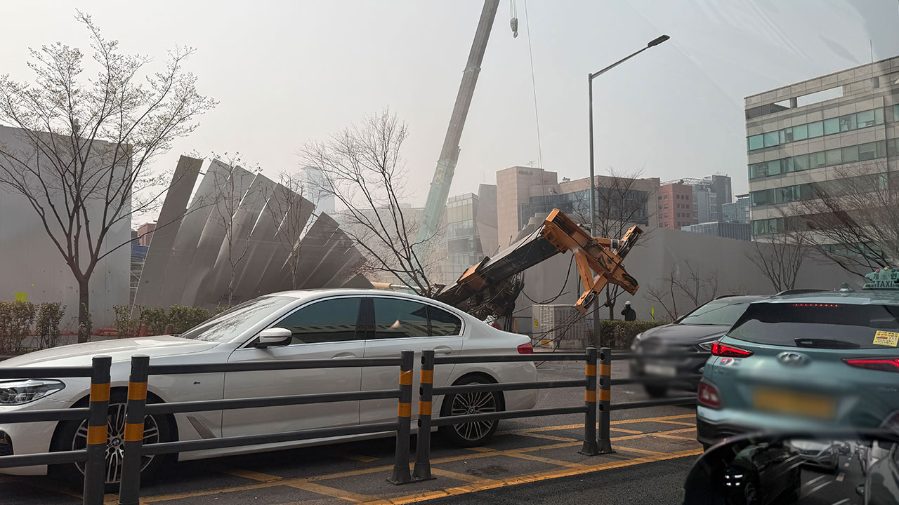 서울 강남 도심서 천공기 넘어져‥3개 차선 가로막혀
