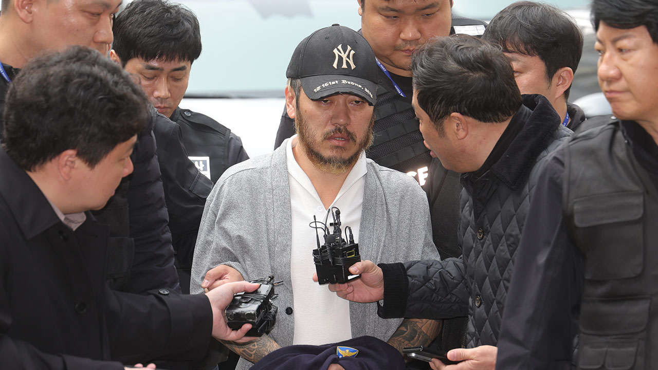 '마약왕' 박왕열 구속영장 심사 출석‥취재진 앞 묵묵부답