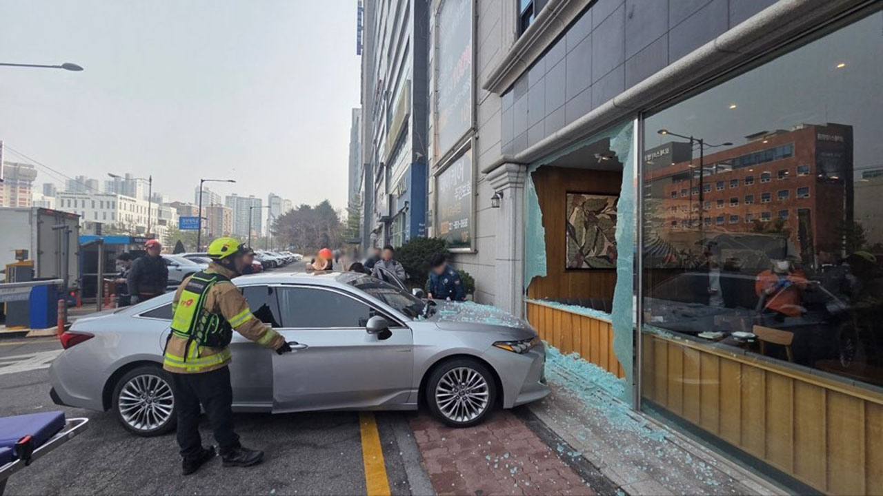 경기 의정부 카페로 승용차 돌진해 2명 경상‥"페달 오조작"
