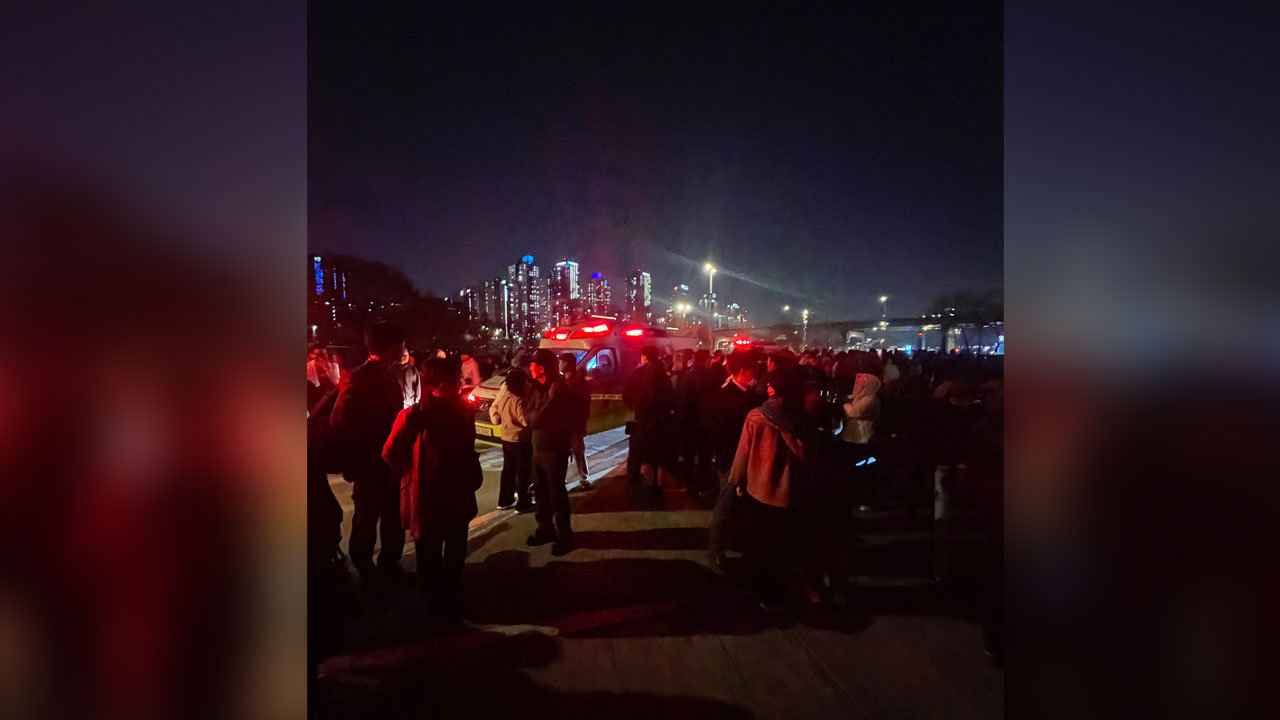 한강 유람선 강바닥 걸려 좌초‥승객 359명 전원 구조