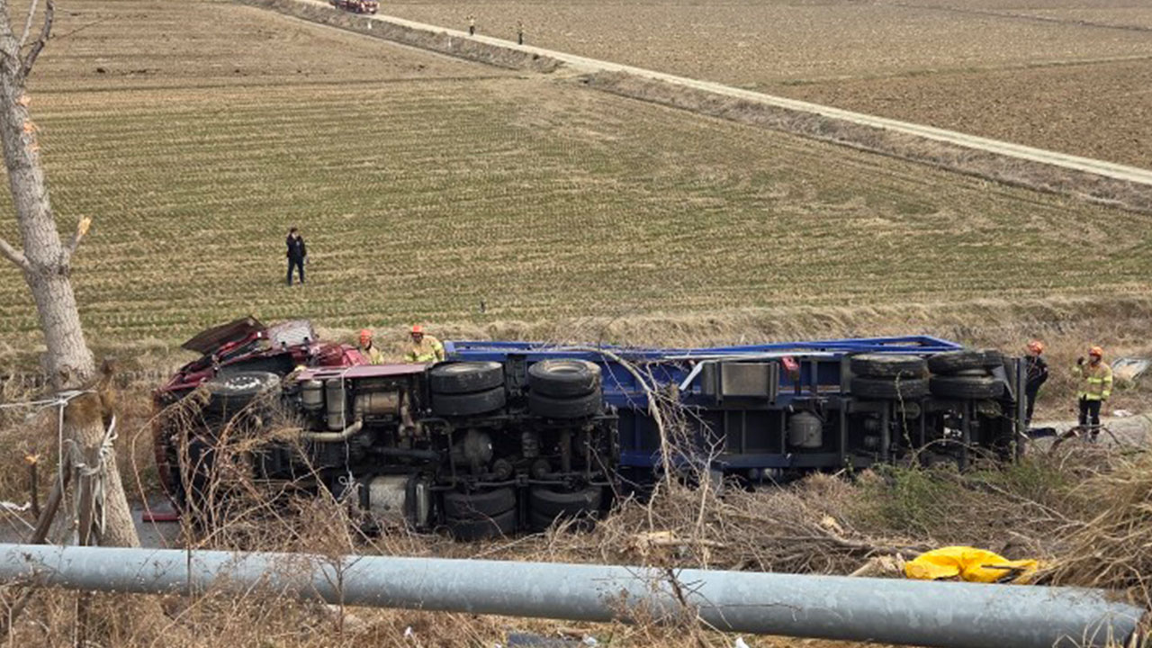 고속도로 램프 구간 달리던 탱크로리, 난간 뚫고 전도