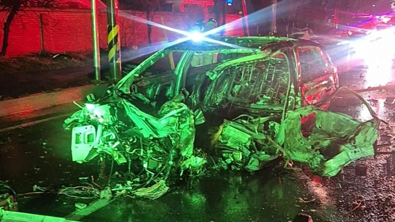 충남 보령서 추돌 사고로 전기차 화재‥1명 사망·2명 경상