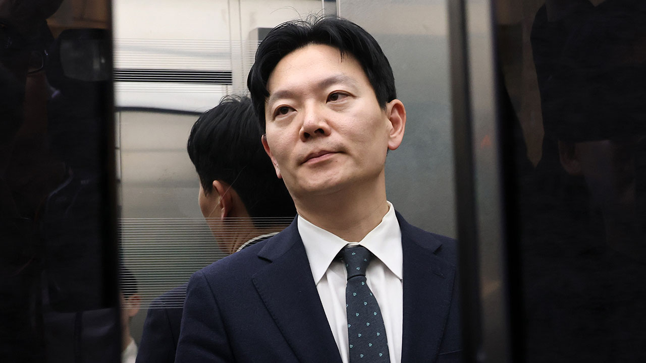 법무부, '대북송금' 수사 박상용 검사 직무정지 "공정성 위반"