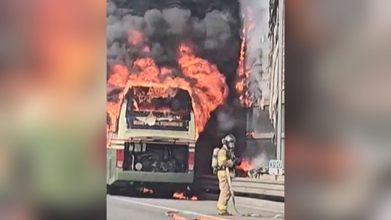 경부고속도로 신갈JC 인근서 버스에 불‥21명 대피