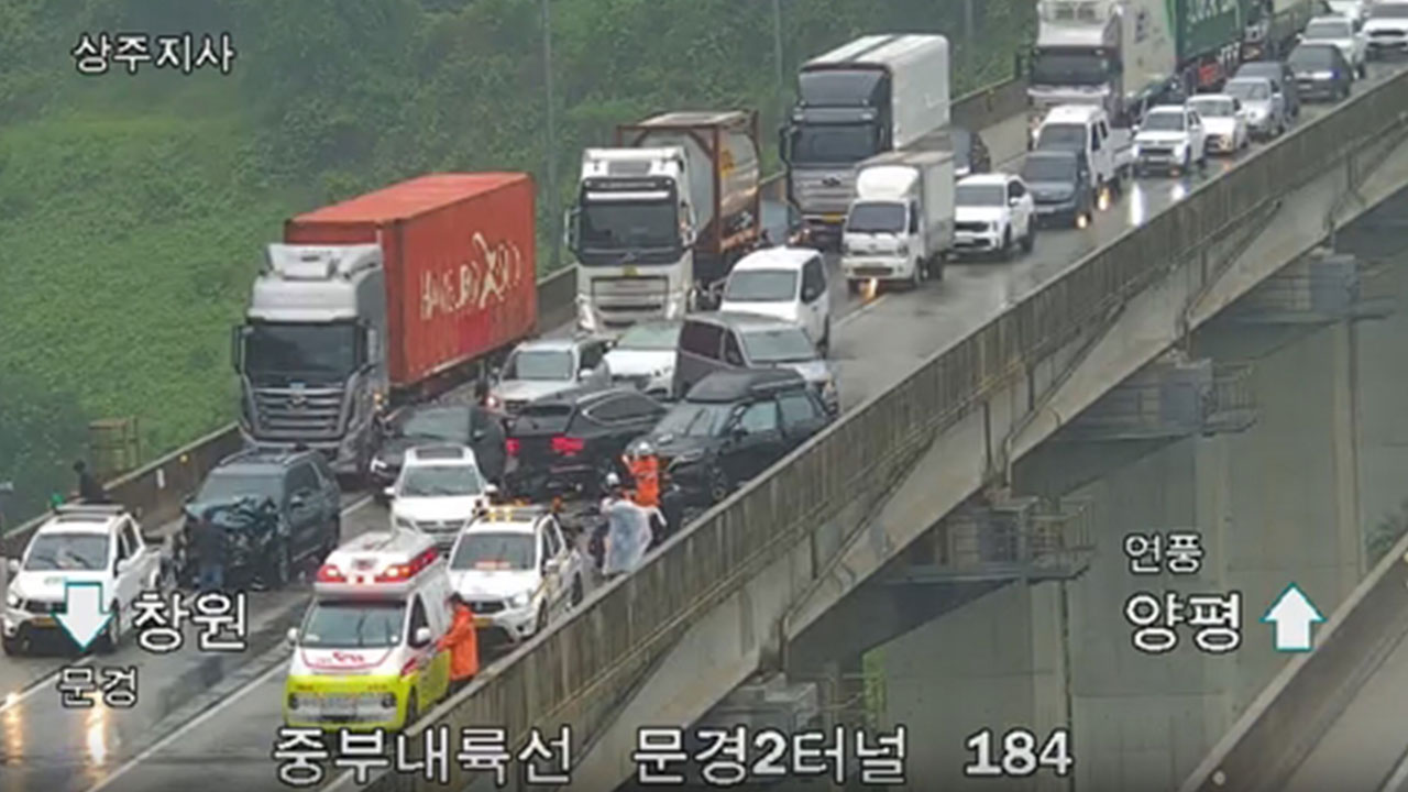 경북 문경시 중부내륙고속도로 5중 추돌‥1명 교각 아래 추락 중상