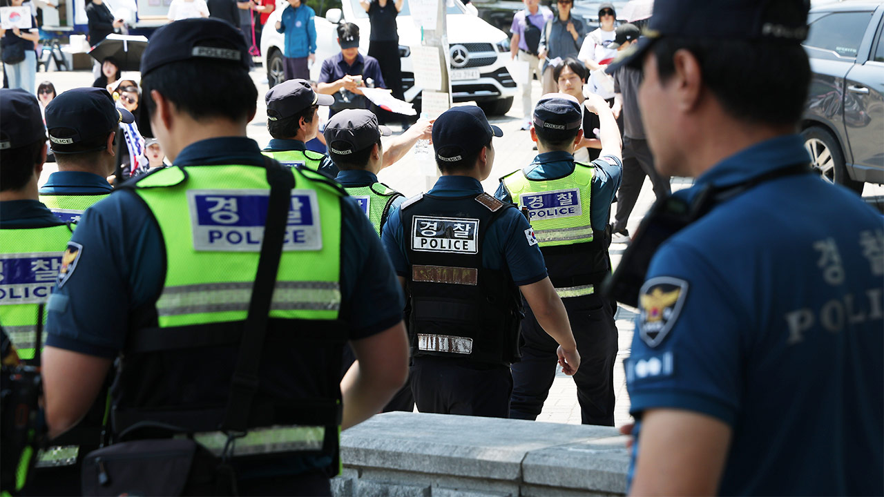 시위대에 조롱당한 경찰, 내부망에 글‥"멸시 심각‥우리는 상처받고 있다"