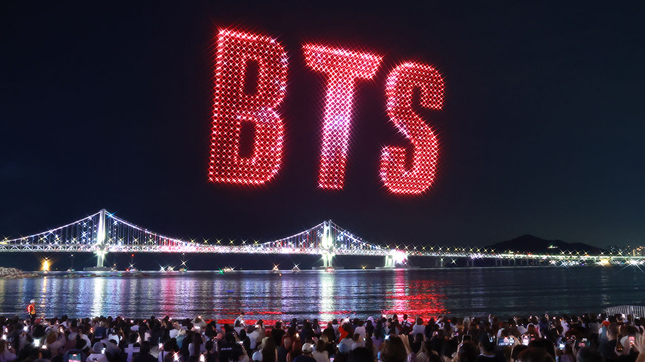 BTS 부산 공연 첫날 1시간 넘게 지연‥하이브 "불편 끼쳐 사과"