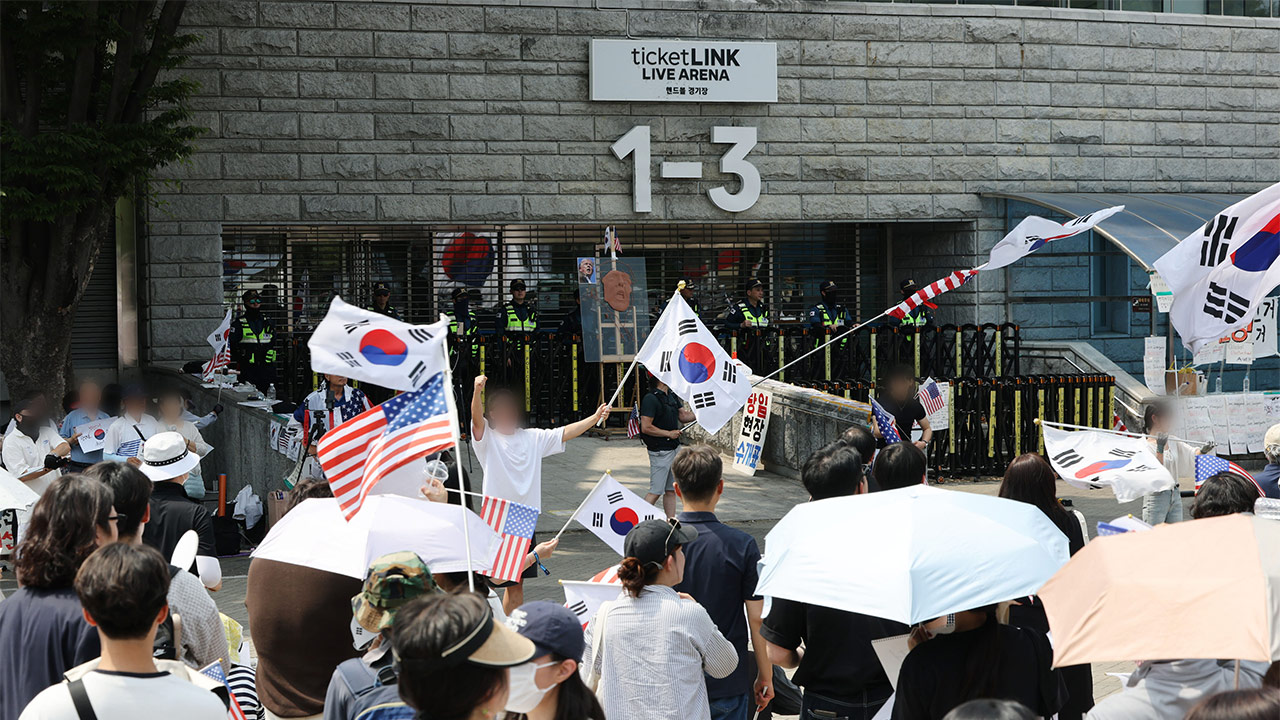 체육단체, 핸드볼경기장 진입 시도‥시위대와 대치 중