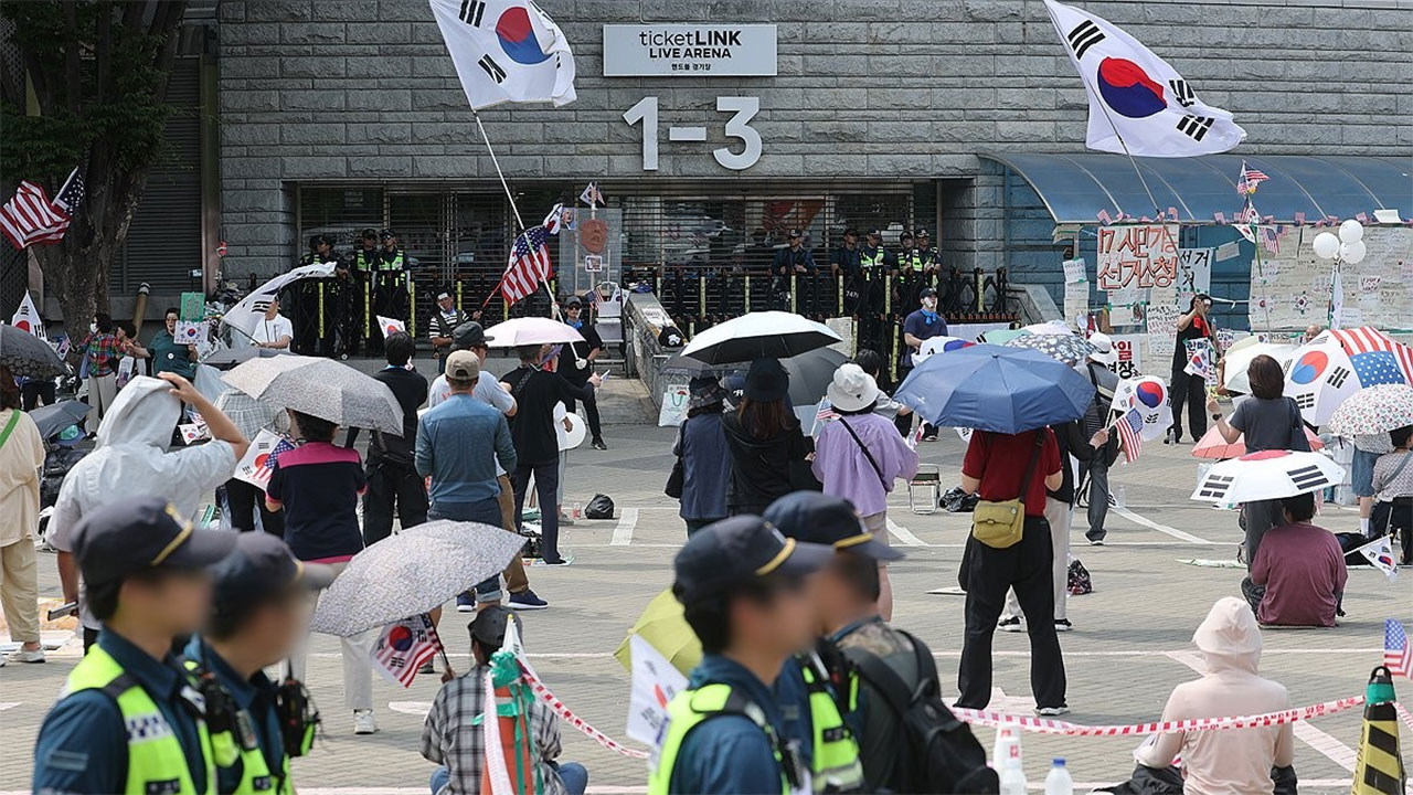 '업무방해·폭행·무단침입' 시위대 신원 특정‥출석 요구