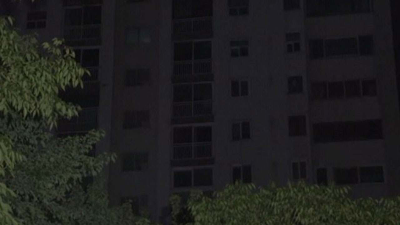 광주 남구 아파트 200여 세대 정전‥폭우로 전봇대에 나무 부딪혀