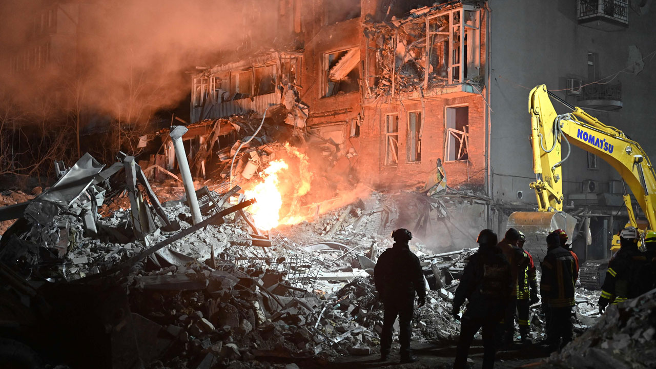 공습 받은 우크라 하르키우 아파트서 25명 부상‥러시아는 부인