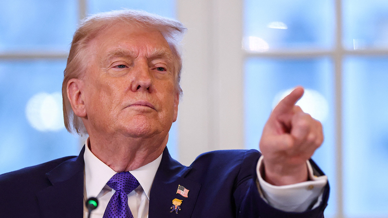 트럼프 "이란이 시위대 죽이면 아픈 곳 세게 때리겠다"