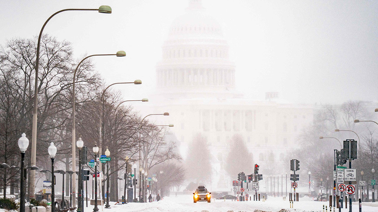 미 초강력 눈폭풍‥항공편 1만편 결항·최소 8명 사망