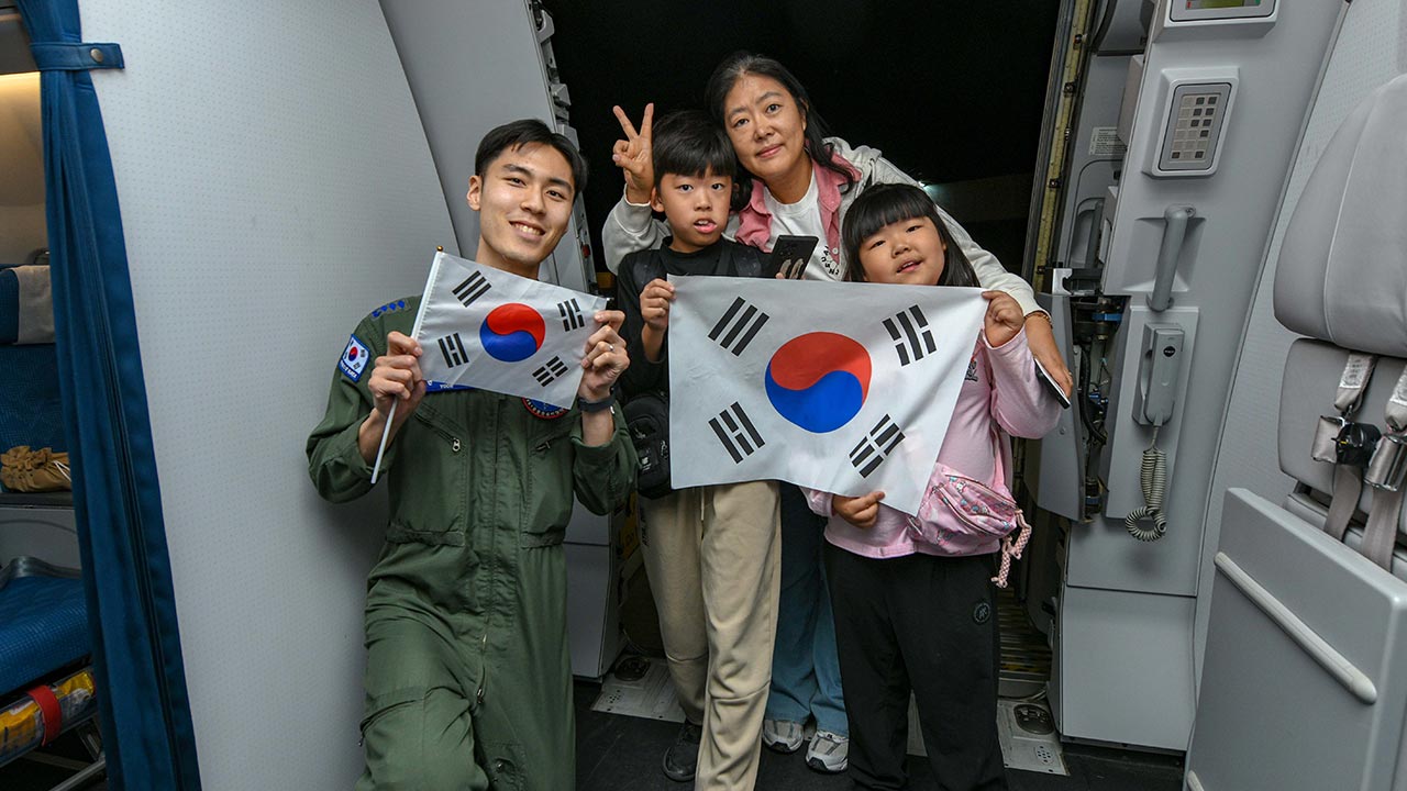日 다카이치, 한국군 수송기에 중동 대피 일본인 동승 "감사"