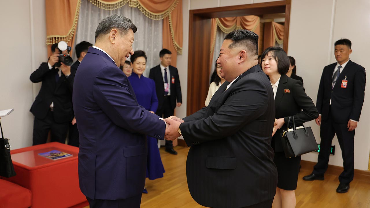 시진핑, 방북 이튿날 김정은과 우의탑 참배·당 간부학교 방문