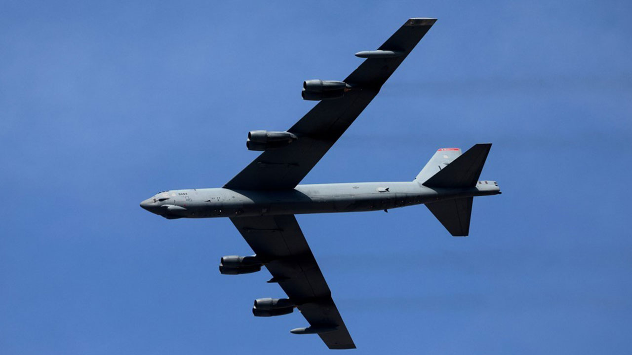 美 전략폭격기 B-52 이륙 직후 추락‥"탑승자 8명 전원 사망한 듯"