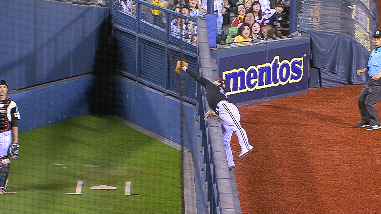 담장 올라가 수비하는 구본혁